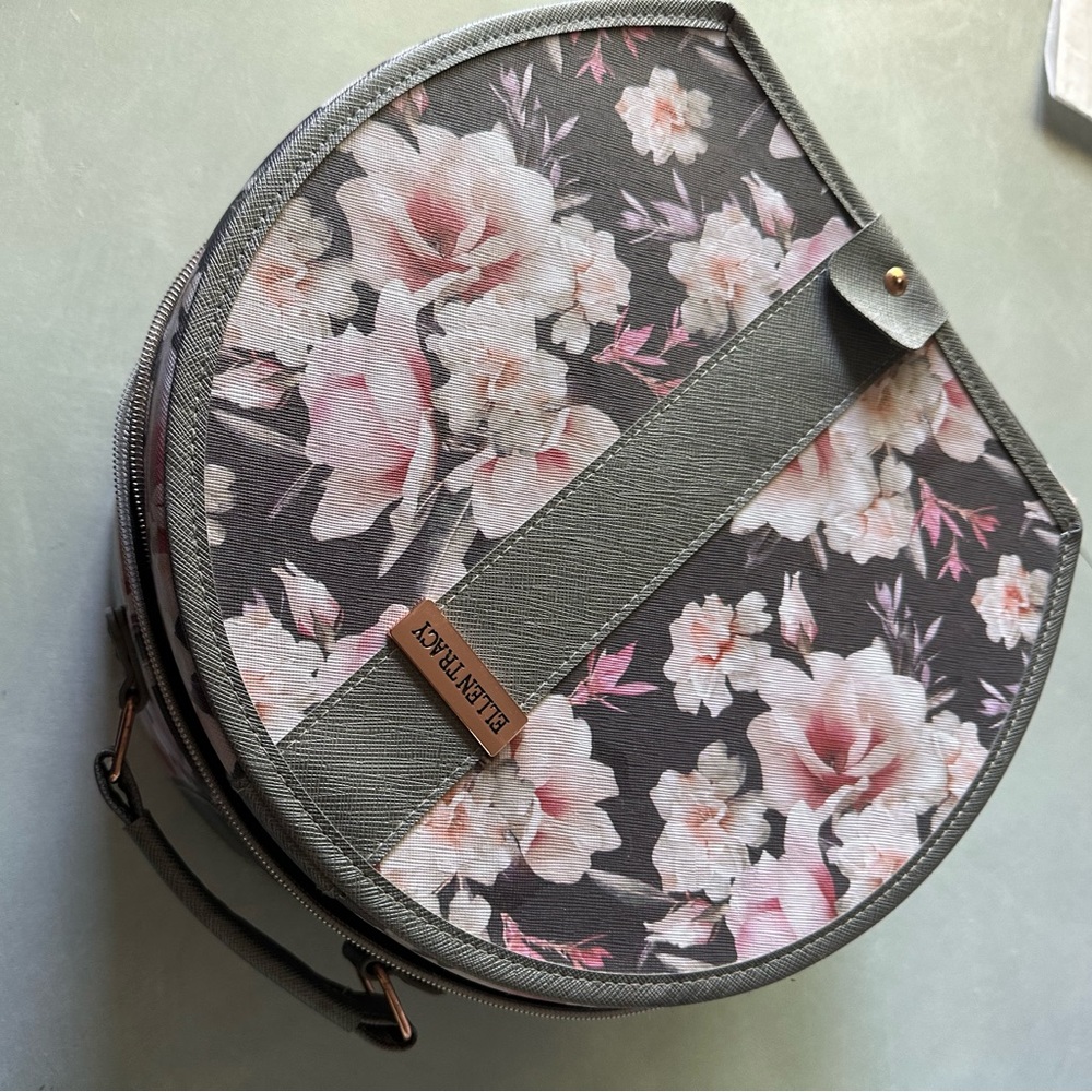 Ellen Tracy cosmetics case